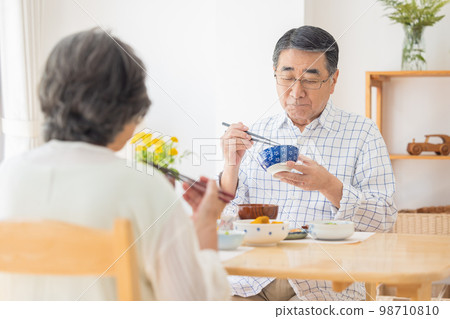 Senior couple who eats rice 98710810