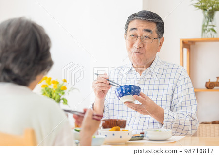 Senior couple who eats rice 98710812