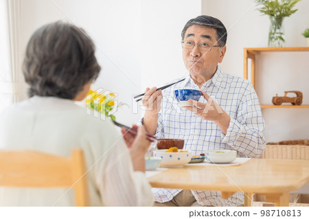 Senior couple who eats rice 98710813