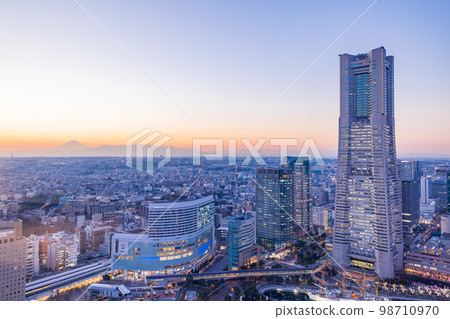 (Kanagawa Prefecture) Townscape near Yokohama Sakuragicho Station, Distant view of Mt. Fuji, Twilight (Kanagawa Prefecture) Townscape near Yokohama Sakuragicho Station, Distant view of Mt. Fuji, Twilight 98710970