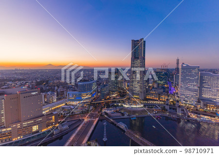 (Kanagawa Prefecture) Townscape near Yokohama Sakuragicho Station, Distant view of Mt. Fuji, Twilight (Kanagawa Prefecture) Townscape near Yokohama Sakuragicho Station, Distant view of Mt. Fuji, Twilight 98710971