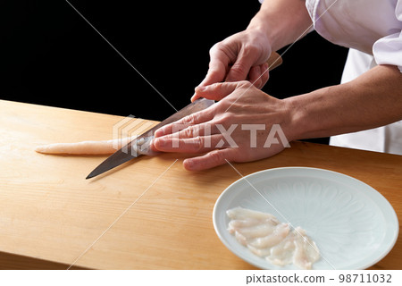 拉虎河豚生魚片的板前 拉虎河豚生魚片的板前 98711032