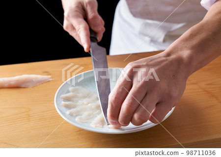 拉虎河豚生魚片的板前 拉虎河豚生魚片的板前 98711036