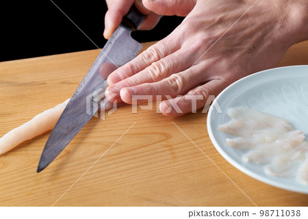 Itamae who pulls sashimi of tiger blowfish 98711038