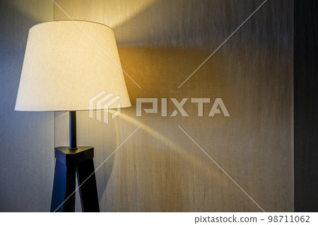 帶燈罩的落地燈 98711062