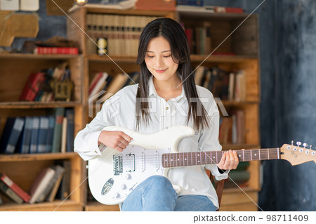 年輕女子肖像（電吉他） 98711409