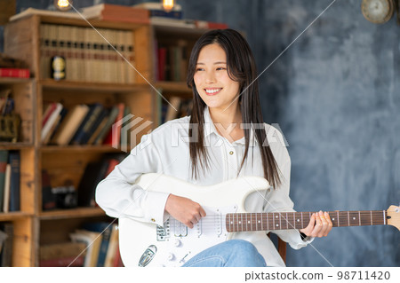 年輕女子肖像(電吉他) 年輕女子肖像(電吉他) 98711420