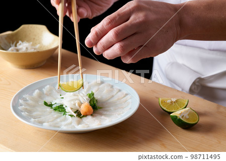 廚師端上切成薄片的虎河豚 98711495