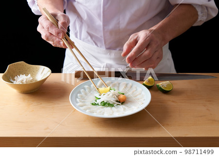 廚師端上切成薄片的虎河豚 98711499