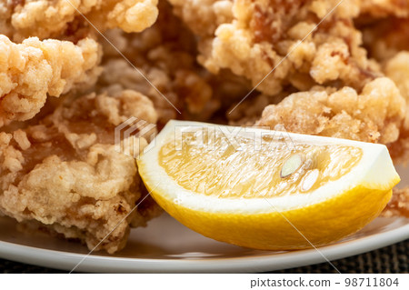 Lemon served with fried chicken. 98711804