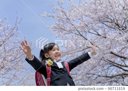 走沿櫻花長廊的女學生 98711819