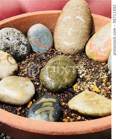 軌跡和微笑石 98711892