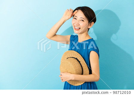 穿著裙子的年輕女子夏季形象 98712010