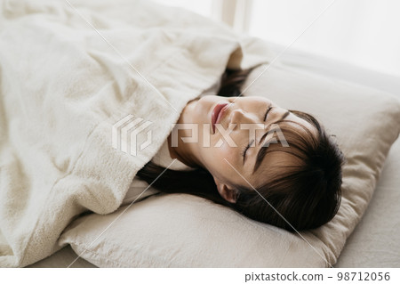 Woman sleeping in bed / sleep Woman sleeping in bed / sleep 98712056