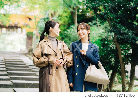 A woman sightseeing in Kyoto 98712490