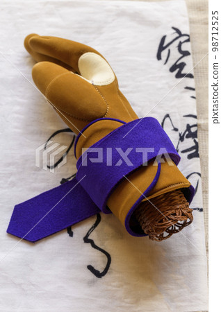 弓:由煙熏鹿皮製成的 Yugake 弓:由煙熏鹿皮製成的 Yugake 98712525