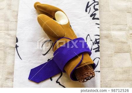 弓:由煙熏鹿皮製成的 Yugake 弓:由煙熏鹿皮製成的 Yugake 98712526