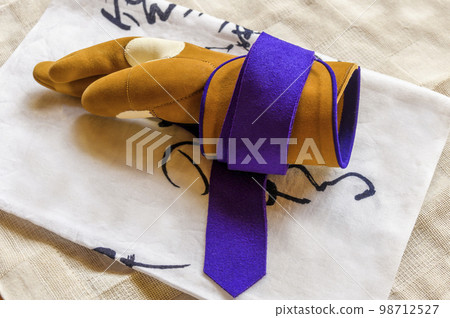 弓:由煙熏鹿皮製成的 Yugake 弓:由煙熏鹿皮製成的 Yugake 98712527