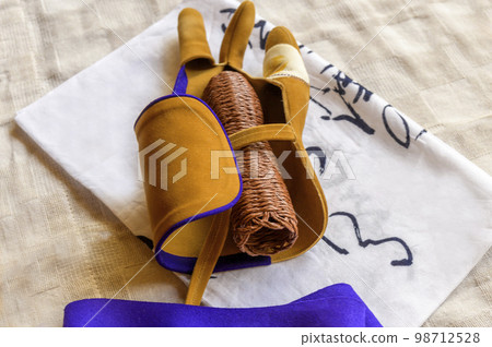Bow: Yugake made of smoked deerskin 98712528