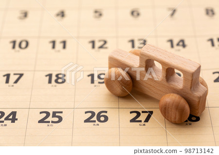 汽車和日曆 汽車和日曆 98713142