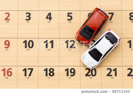 汽車和日曆 98713143