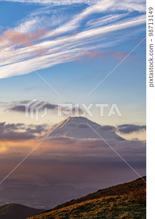 [Kanagawa Prefecture] Mt. Fuji at dusk seen from Mt. Hakone Komagatake 98713149