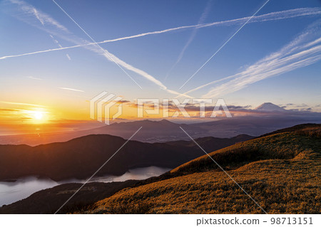 [神奈川縣]從箱根駒岳看到黃昏的富士山 98713151