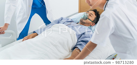 救護車運送的病人、急救救生員、重病病人 救護車運送的病人、急救救生員、重病病人 98713280