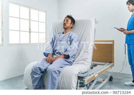 睡在電動躺床上的男人 98713284