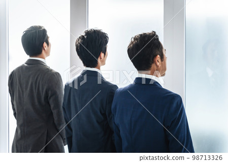 各代商人望著窗外 98713326