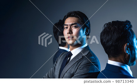夾在上司和下屬之間的商人 陷入兩難境地的管理者形象 夾在上司和下屬之間的商人 陷入兩難境地的管理者形象 98713340