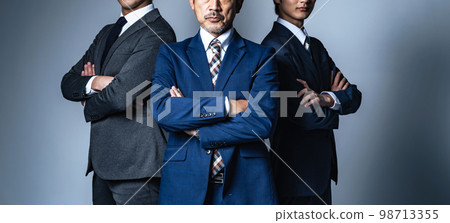 各代商人交叉雙臂排成一列 98713355