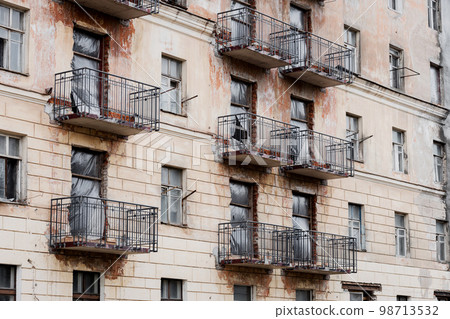 old abandoned building old abandoned building 98713532