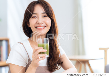 Vegetable juice, green juice, diet, lifestyle, living room, women 98714293