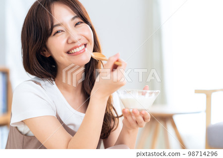 膳食 酸奶 生活方式 生活 女性 98714296