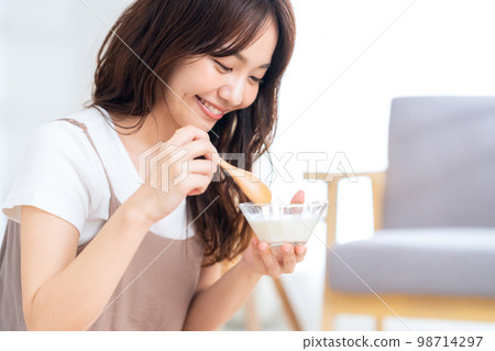 膳食 酸奶 生活方式 生活 女性 98714297