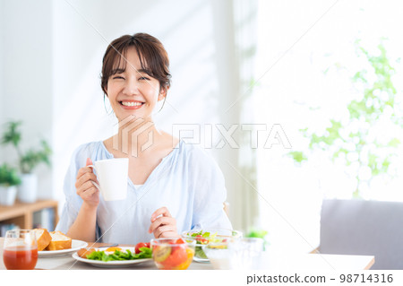 膳食 早餐 飲食 生活方式 生活 女性 膳食 早餐 飲食 生活方式 生活 女性 98714316