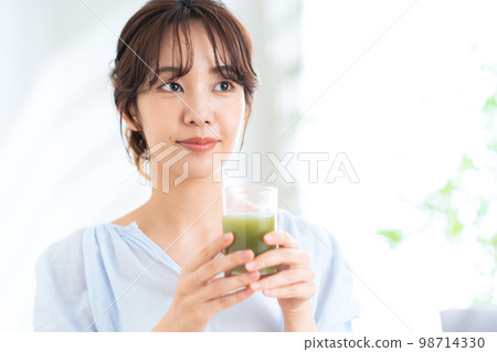 蔬菜汁、綠汁、飲食、生活方式、客廳、女性 98714330