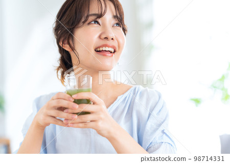 Vegetable juice, green juice, diet, lifestyle, living room, women Vegetable juice, green juice, diet, lifestyle, living room, women 98714331