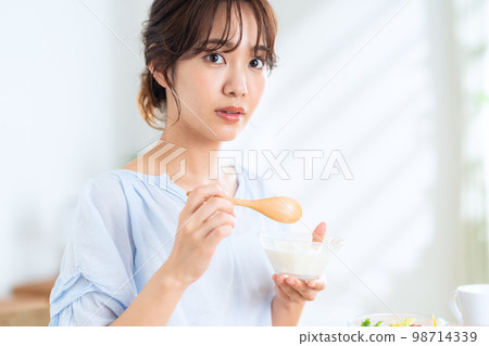 Meals Yogurt Lifestyle Living Women 98714339