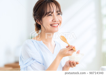 Meals Yogurt Lifestyle Living Women 98714340