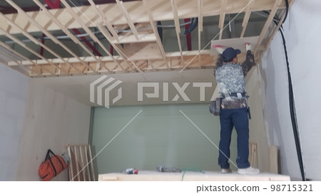 Construction site, mid-term, interior, wood, carpenter, wooden box, ceiling work, foundation Construction site, mid-term, interior, wood, carpenter, wooden box, ceiling work, foundation 98715321