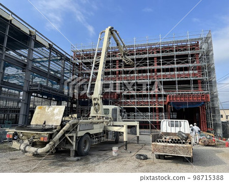 鋼架樓三樓用泵車澆築板坯混凝土 98715388