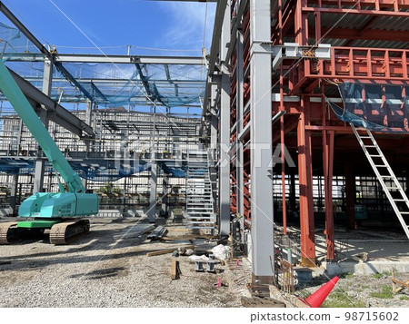 如何使用清障車和高空作業平台建造鋼架建築 98715602
