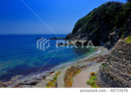 愛媛縣伊方町椿山展望台途中的四國、愛媛、貞見崎、燈塔和平靜的海岸線風景 愛媛縣伊方町椿山展望台途中的四國、愛媛、貞見崎、燈塔和平靜的海岸線風景 98715676