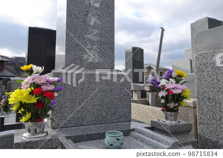 Image of visiting a grave Grave and flowers 98715834