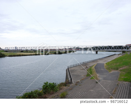 Stroll along the banks of the Edogawa River 98716012