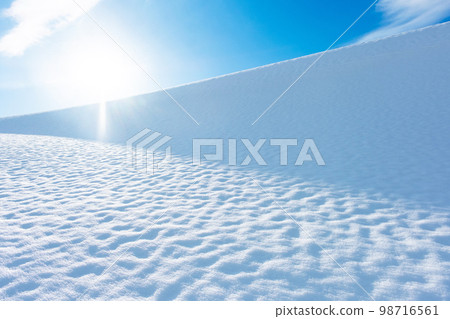 Snowy landscape of Tottori Sand Dunes 98716561