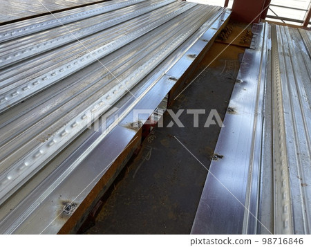 Deck plate edge of composite deck Deck plate edge of composite deck 98716846