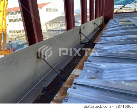 Concrete fitting of deck plate edge of composite deck 98716863